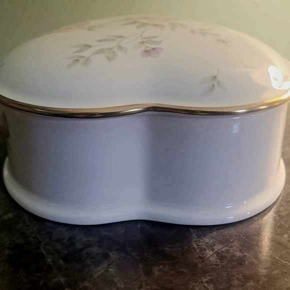 Mikasa Rememberance Heart-Shaped Floral Trinket Box - Picture 3 of 6